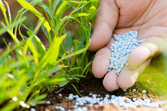 Fertiliser pellets, made using potassium carbonate