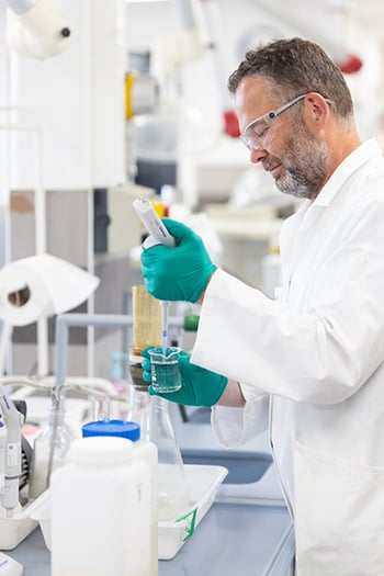 Vynova_lab_employee_flipped